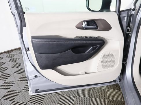 Used 2021 Chrysler Voyager Lxi image 16