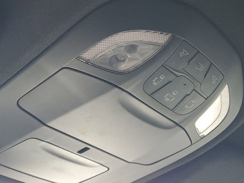 Used 2025 Chrysler Pacifica Select image 23