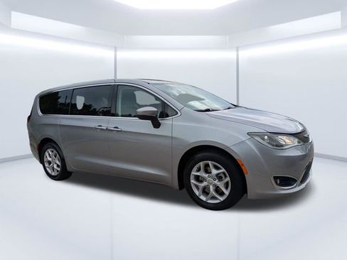 Used 2017 Chrysler Pacifica Touring Plus w/ Tire & Wheel Group FWD image 2