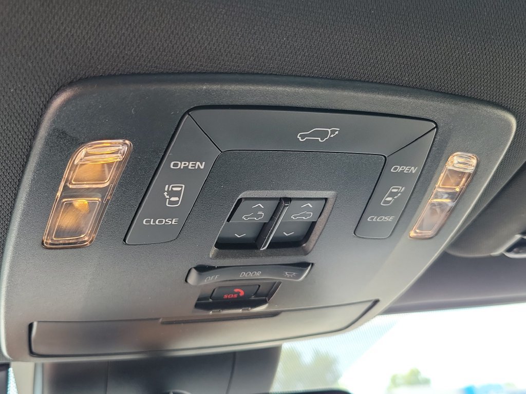 Used 2025 Toyota Sienna XSE FWD image 30