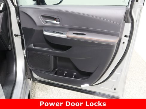 Used 2023 Toyota Sienna XSE image 40