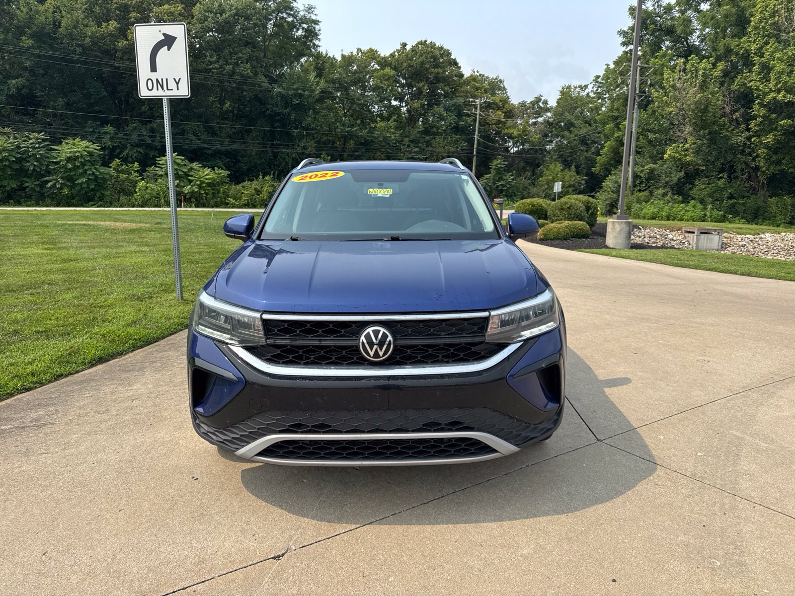 Used 2022 Volkswagen Taos SE FWD image 2