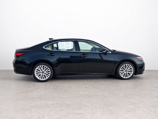 Used 2017 Lexus ES 350 w/ Ultra Luxury Package FWD image 6