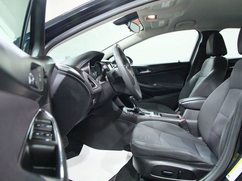 Used 2018 Chevrolet Cruze LT w/ Convenience Package FWD image 4