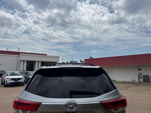 Used 2017 Toyota Highlander XLE FWD image 6