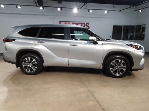 Certified 2025 Toyota Highlander XLE image 8