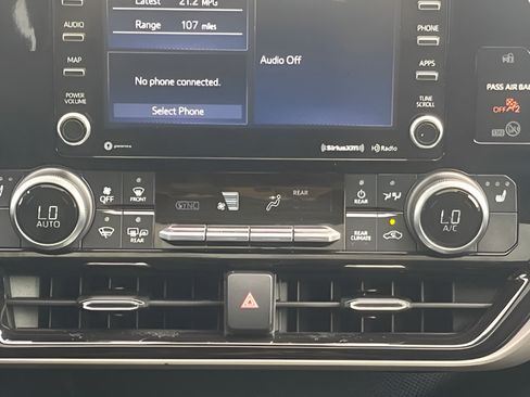 Used 2021 Toyota Highlander XLE FWD image 28