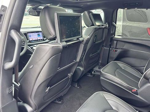 Used 2023 Chrysler Pacifica Limited w/ Uconnect Theater Family Group image 12
