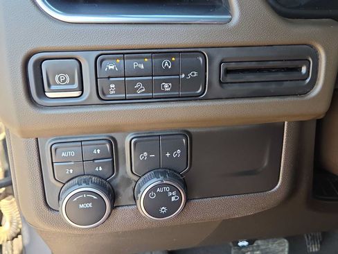 Used 2022 Chevrolet Suburban Z71 w/ Luxury Package AWD/4WD image 23