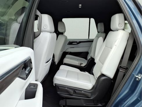 Used 2025 Chevrolet Tahoe Premier AWD/4WD image 12