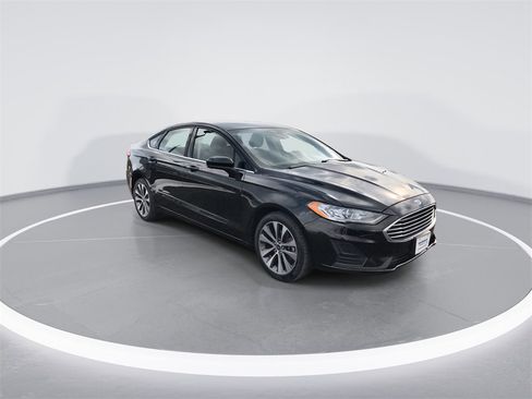 Used 2020 Ford Fusion SE image 2