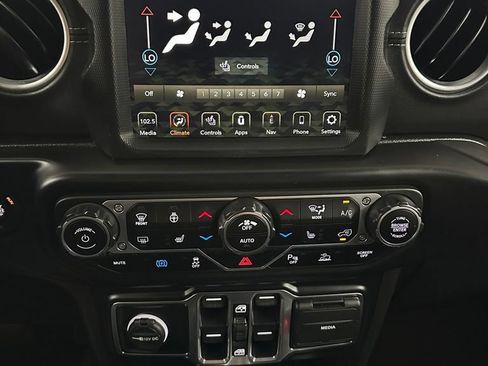 Used 2022 Jeep Wrangler Unlimited Sahara w/ Cold Weather Group AWD/4WD image 24