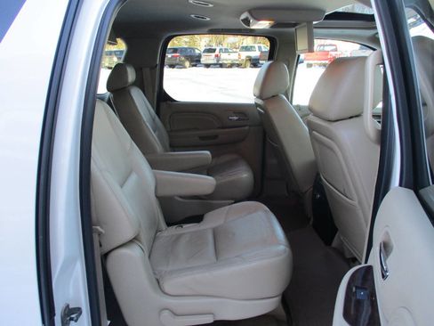 Used 2010 Cadillac Escalade ESV Premium image 34