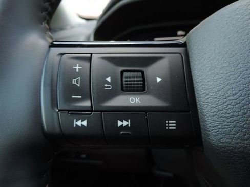 Used 2025 Nissan Rogue SL AWD/4WD image 26