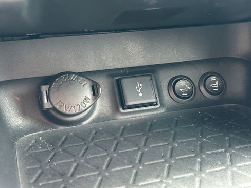 Used 2020 Toyota RAV4 XLE Premium FWD image 29
