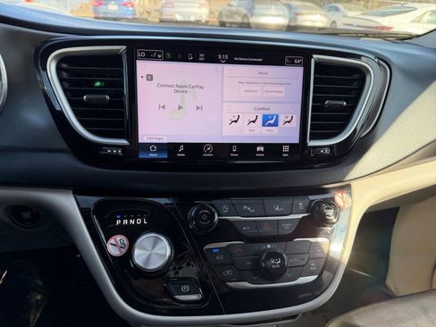 Used 2024 Chrysler Pacifica Touring-L image 21