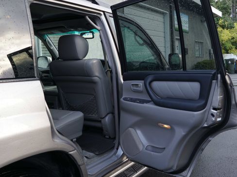 Used 2004 Toyota Land Cruiser image 29