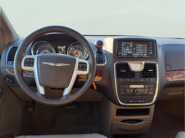 Used 2016 Chrysler Town & Country Touring FWD image 4