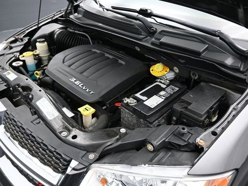 Used 2016 Dodge Grand Caravan SE image 52