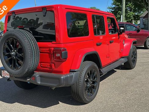 Used 2025 Jeep Wrangler Unlimited Sahara AWD/4WD image 8