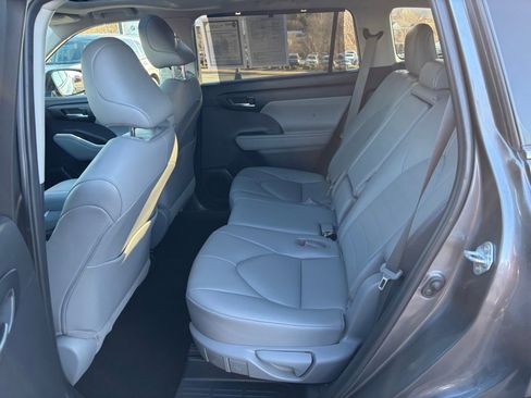 Used 2021 Toyota Highlander XLE image 33
