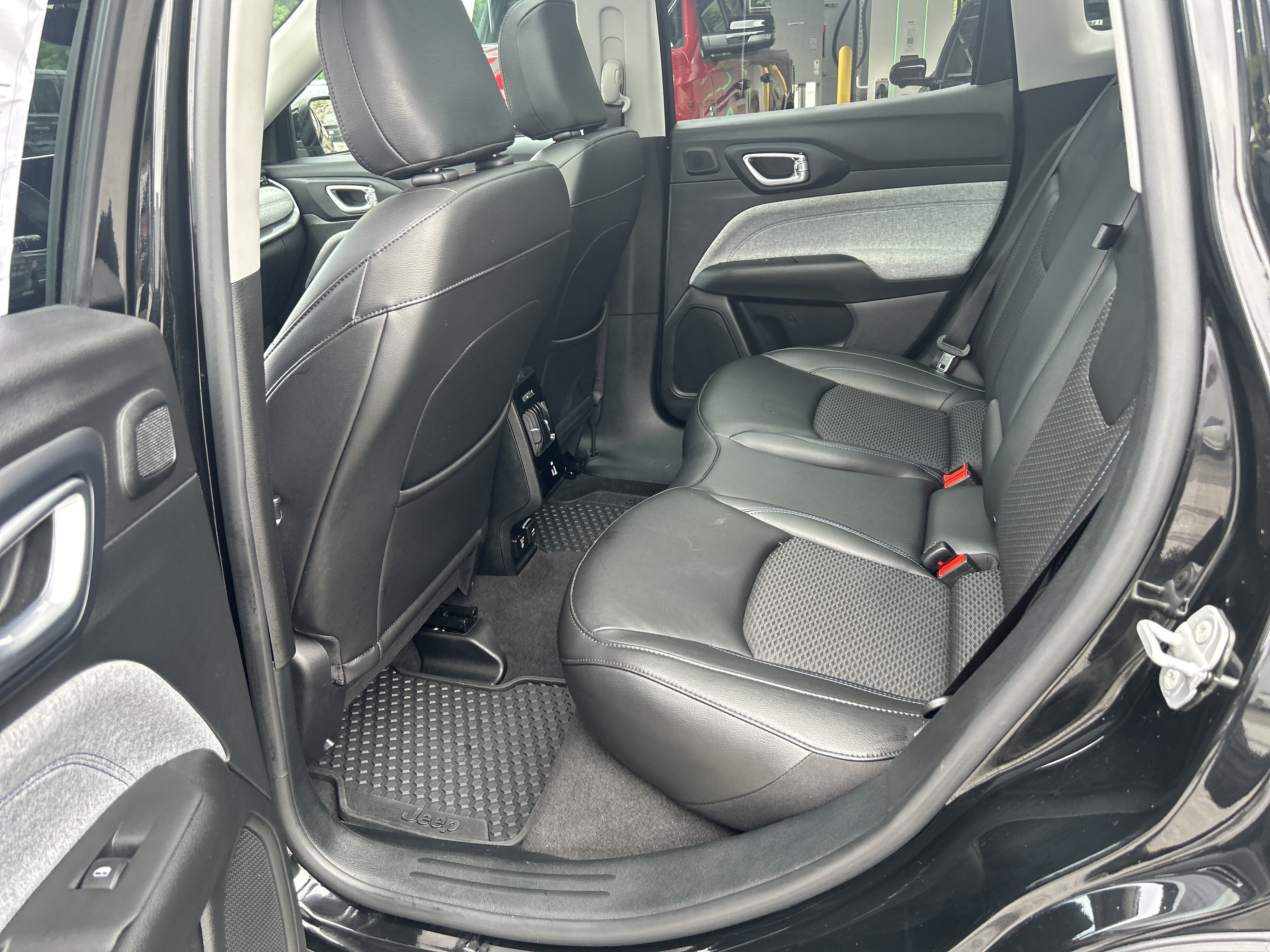 Certified 2022 Jeep Compass Latitude w/ Sun and Sound Group AWD/4WD image 10