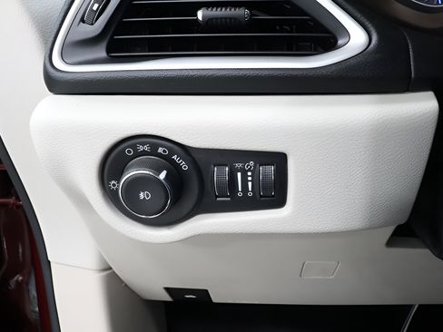 Used 2017 Chrysler Pacifica Touring-L FWD image 19