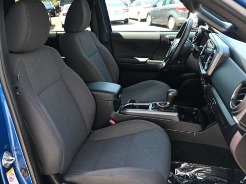Used 2018 Toyota Tacoma TRD Sport w/ Technology Package RWD image 19