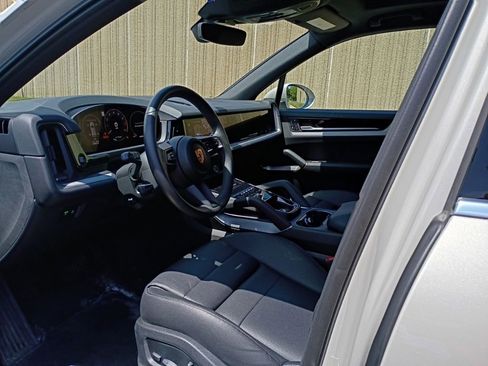 Certified 2025 Porsche Cayenne AWD/4WD image 4
