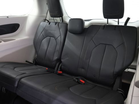 Used 2020 Chrysler Pacifica Touring-L Plus FWD image 34