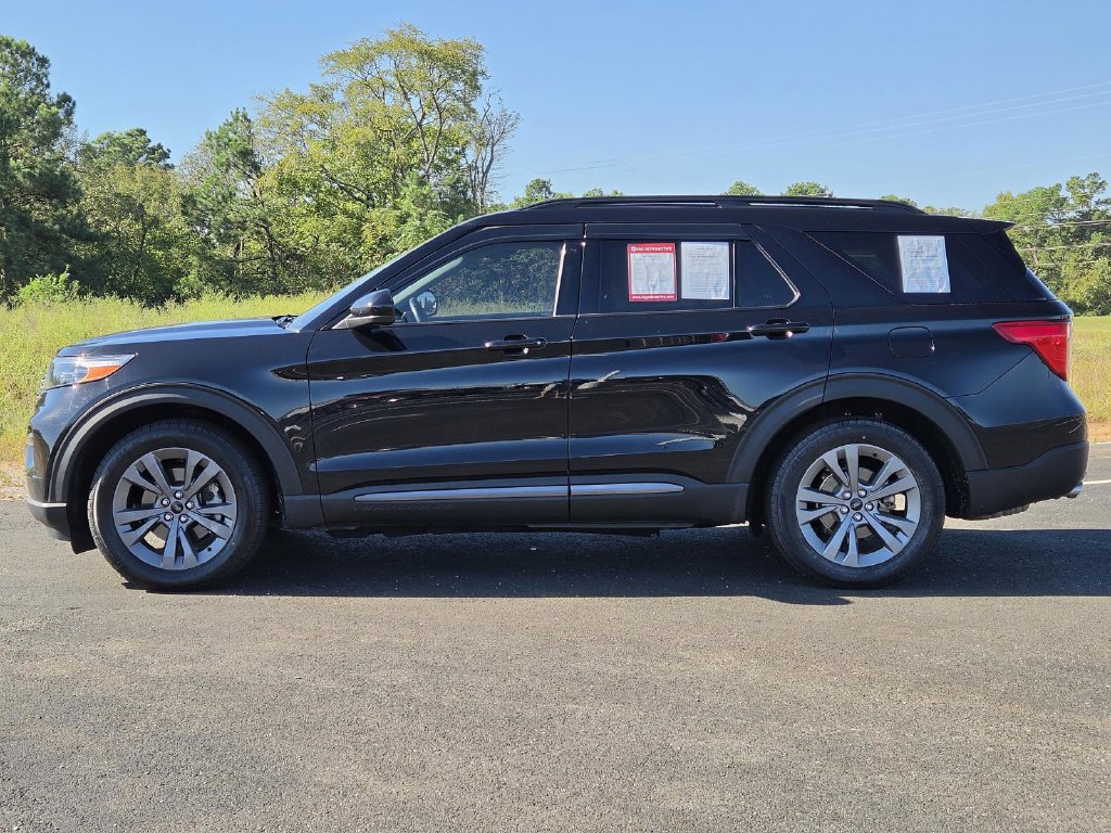 Used 2023 Ford Explorer XLT w/ Equipment Group 202A RWD image 4