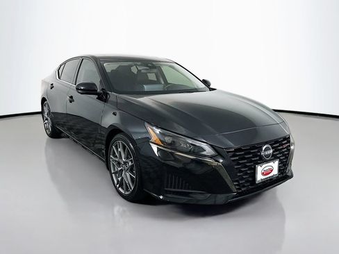 Used 2024 Nissan Altima 2.0 SR FWD image 3