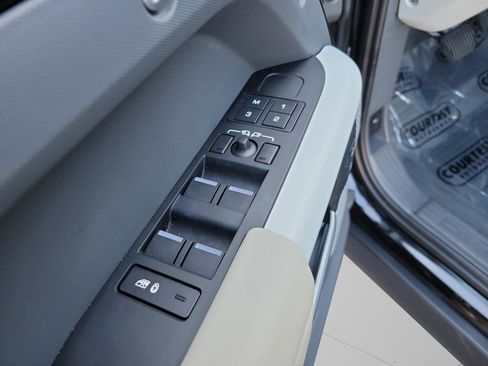 Used 2024 Land Rover Defender 130 S image 29
