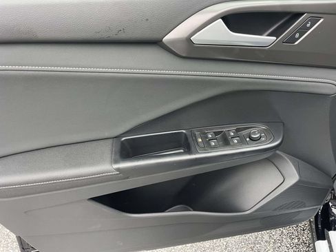New 2026 Volkswagen Taos SE FWD image 19