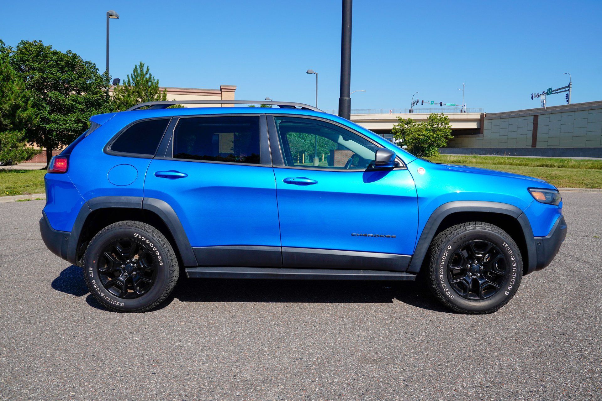 Used 2019 Jeep Cherokee Trailhawk AWD/4WD image 2