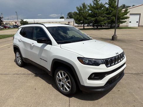 Used 2023 Jeep Compass Latitude AWD/4WD image 2