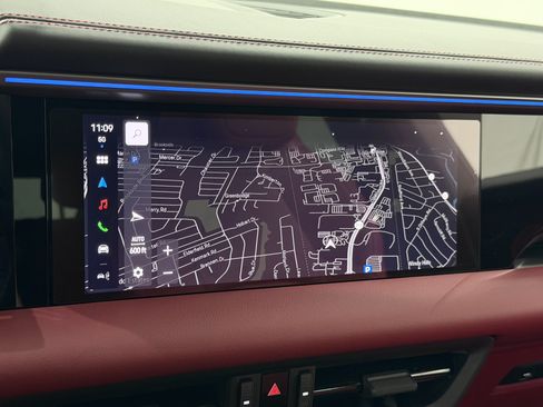 Certified 2025 Porsche Macan 4S Electric AWD/4WD image 39