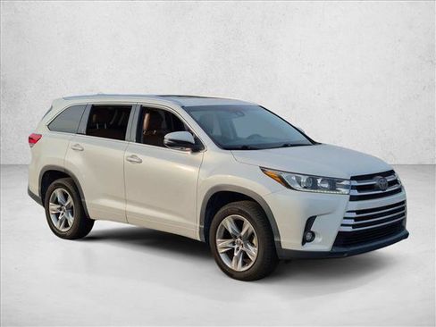 Used 2019 Toyota Highlander Limited FWD image 3