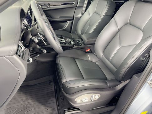 Certified 2026 Porsche Macan AWD/4WD image 5