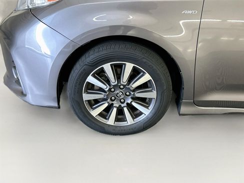 Used 2019 Toyota Sienna XLE w/ XLE Navigation Package AWD/4WD image 11