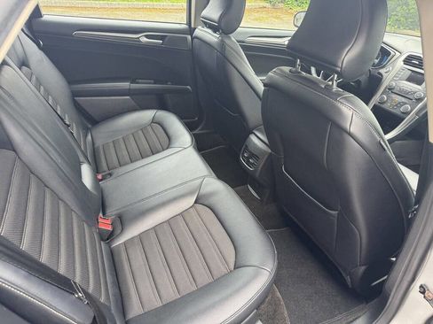 Used 2017 Ford Fusion SE w/ Equipment Group 601A image 18