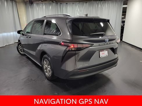 Used 2025 Toyota Sienna XLE AWD/4WD image 6