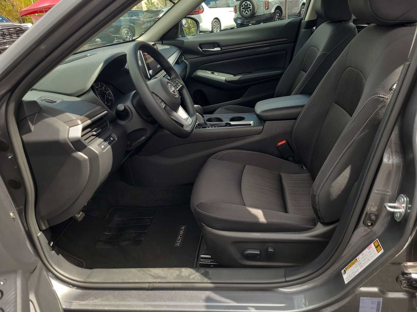 Used 2025 Nissan Altima 2.5 SV FWD image 19