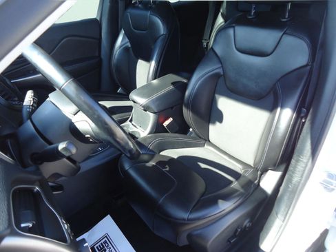 Used 2020 Jeep Cherokee Latitude Plus w/ Cold Weather Group AWD/4WD image 24