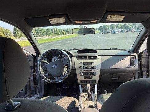 Used 2010 Ford Focus SE FWD image 9
