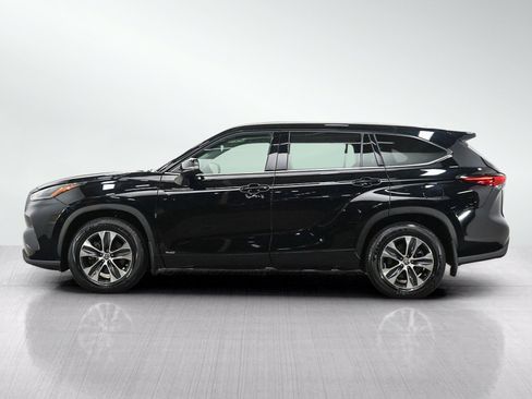 Used 2022 Toyota Highlander XLE AWD/4WD image 2
