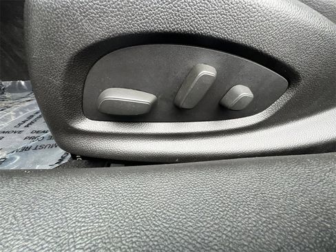 Used 2016 Chevrolet Impala LT w/ Convenience Package image 28