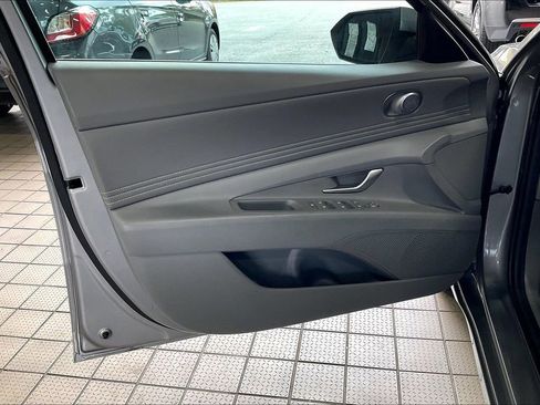 Used 2025 Hyundai Elantra SEL image 2