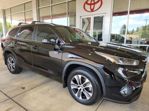 Used 2023 Toyota Highlander XLE AWD/4WD image 4