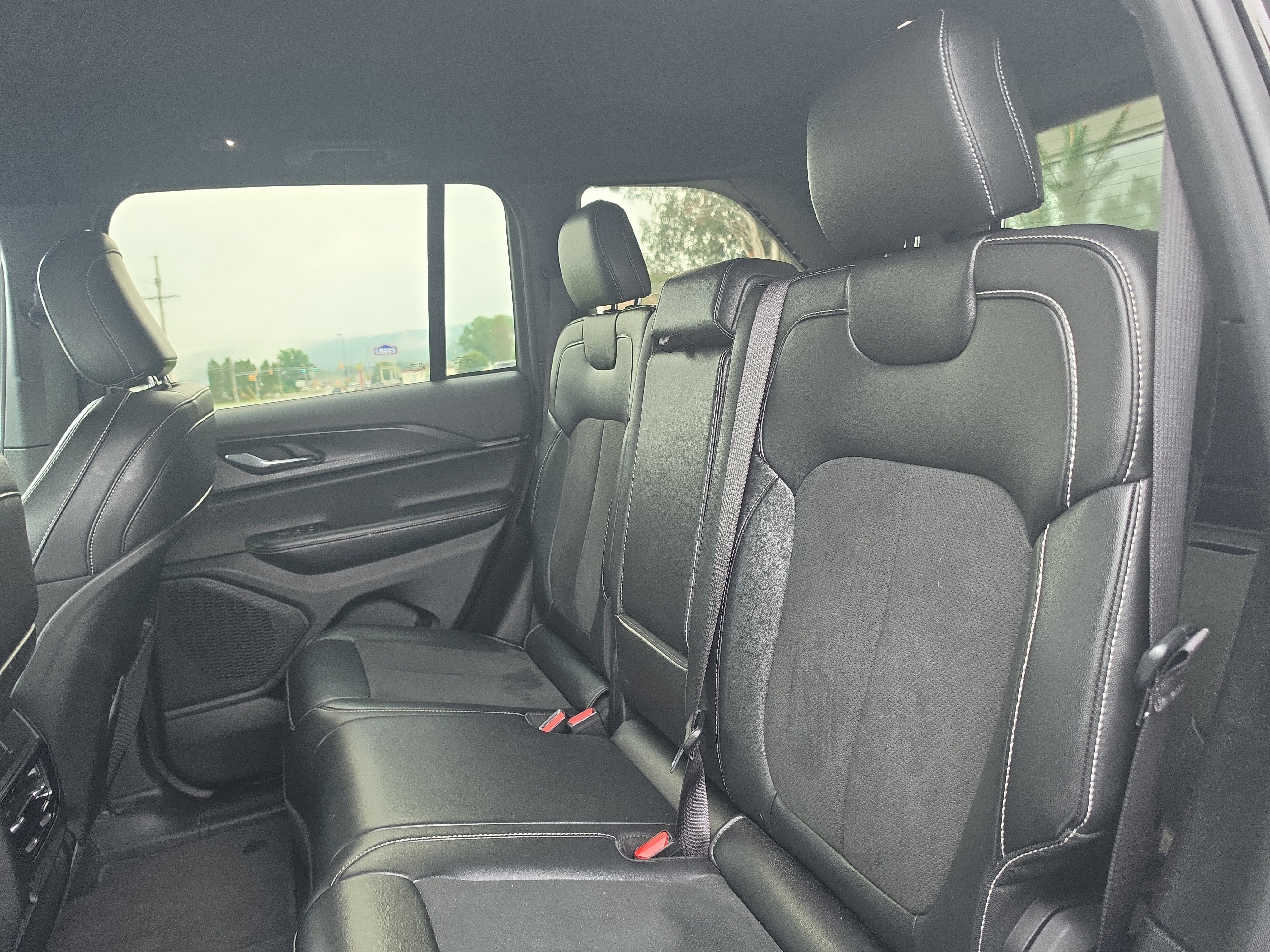Used 2025 Jeep Grand Cherokee Altitude AWD/4WD image 14